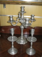 Castiçais em estanho um de 5 velas e dois de uma vela só - Preço 60€