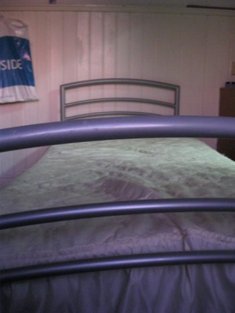 Cama de solteiro em ferro cinza cromado com estrado - preço 38€