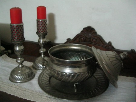 Terrina com prato e dois castçais em casquinha - Preço 55€